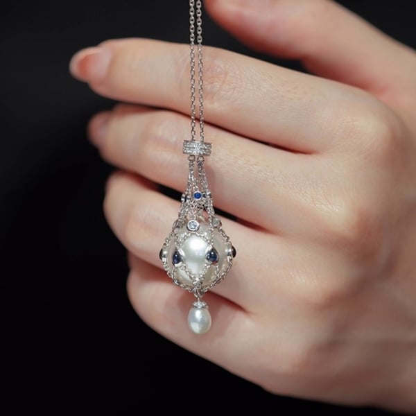 Lavalier™ – Halskjede med Perle og Edelstensanheng