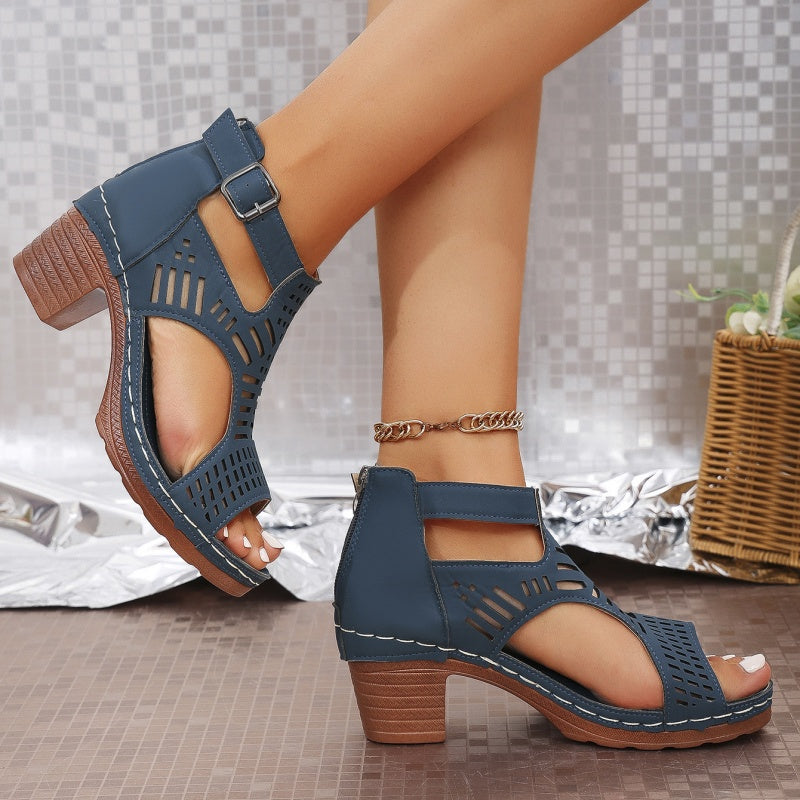 Elegant Sandal med Utskjæringer og Komfortabel Mellomhæl