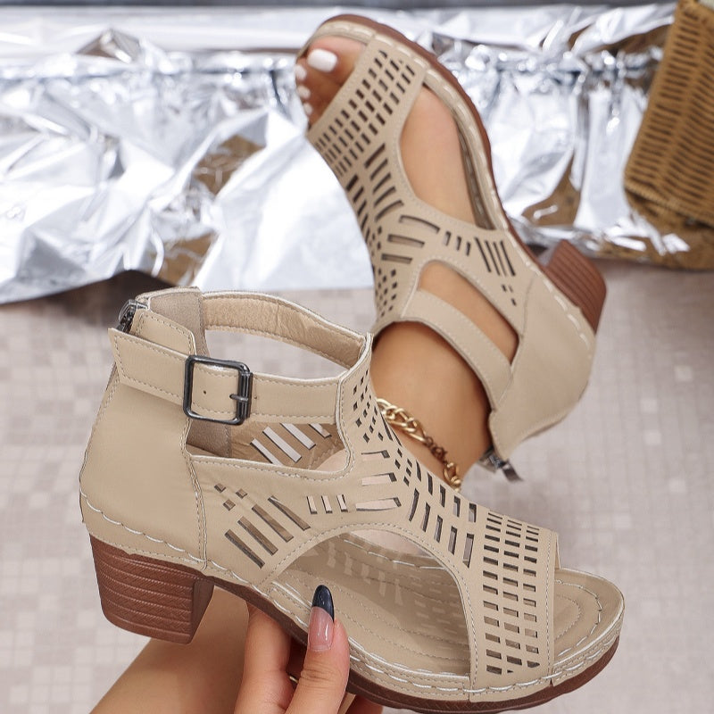 Elegant Sandal med Utskjæringer og Komfortabel Mellomhæl