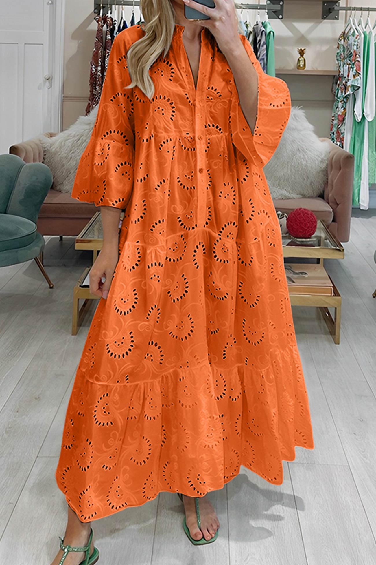 Lang Kjole i Bomull med Broderte Ermer og V-hals