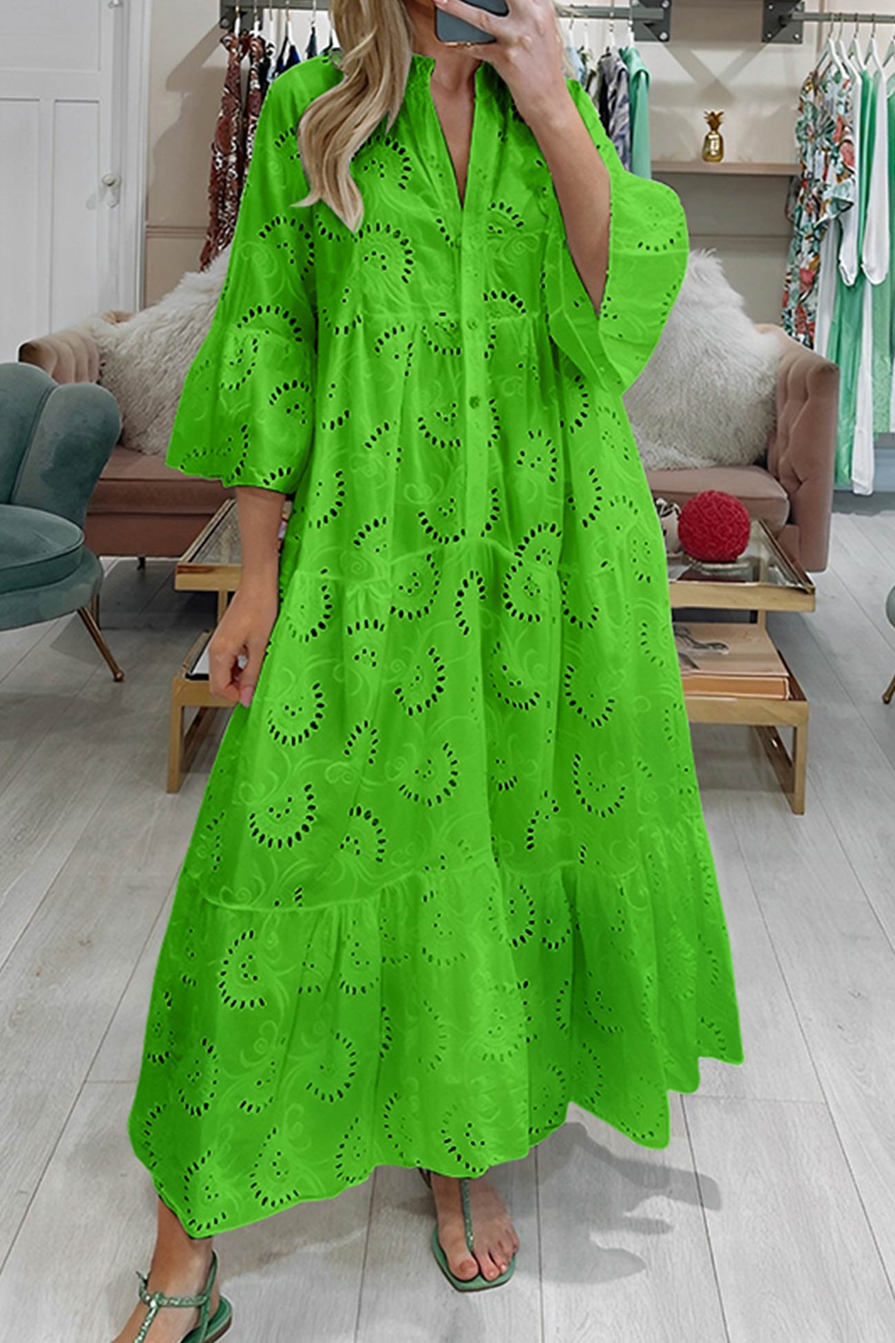 Lang Kjole i Bomull med Broderte Ermer og V-hals