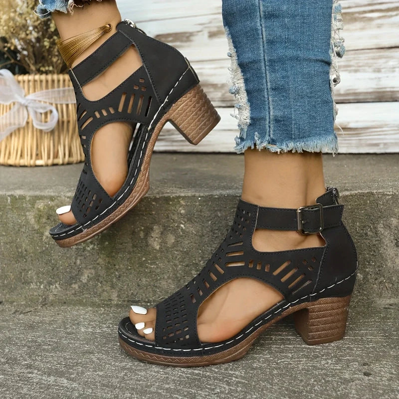Elegant Sandal med Utskjæringer og Komfortabel Mellomhæl