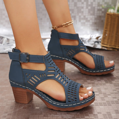 Elegant Sandal med Utskjæringer og Komfortabel Mellomhæl