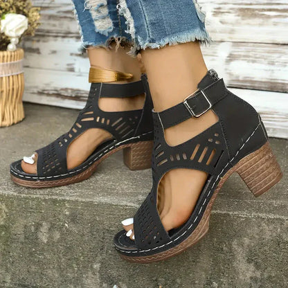 Elegant Sandal med Utskjæringer og Komfortabel Mellomhæl